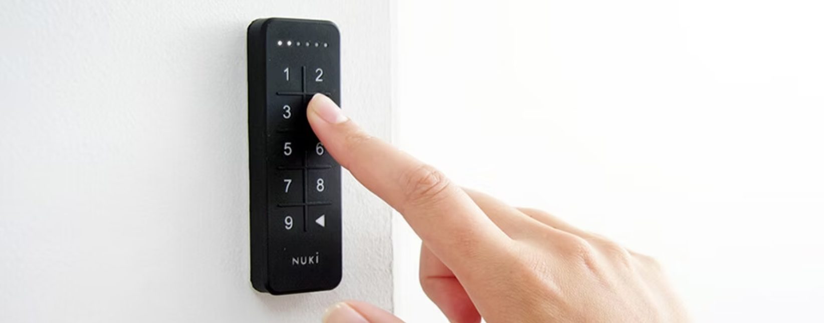 Codetastatur neben der Apartmenttür: Ziffern 1 bis 9 und eine Pfeiltaste zum Verschließen
