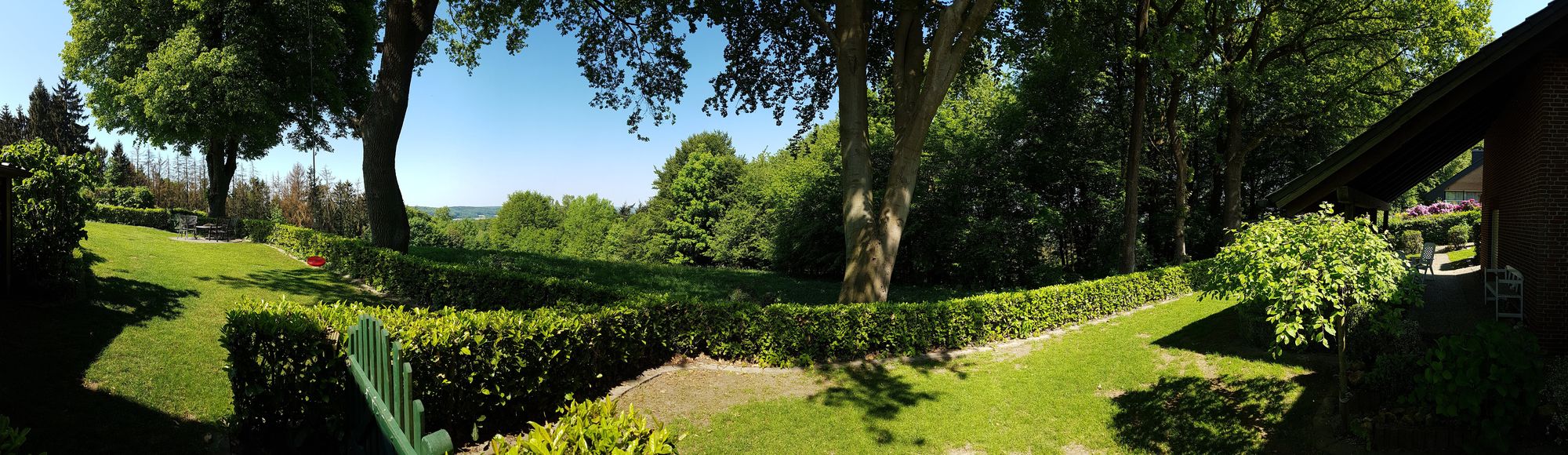 Gartenpanorama mit Blick ins Grüne