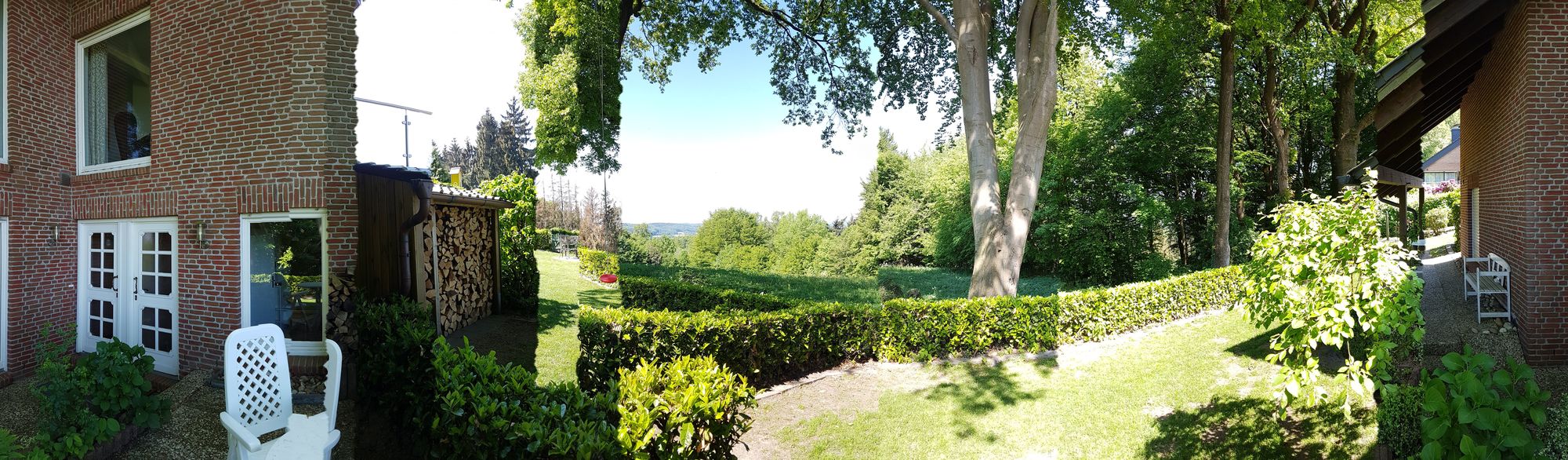 Gartenpanorama mit Blick zum Haus