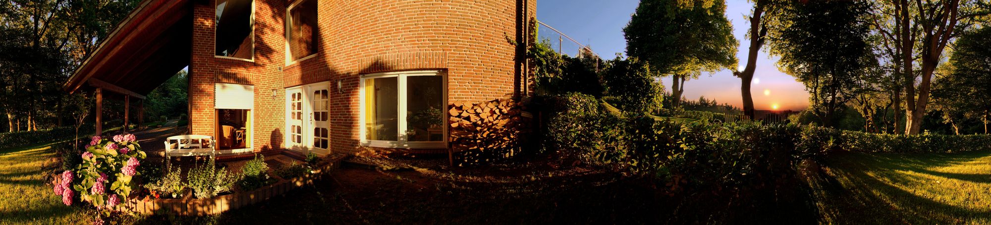 Außenansicht des Hauses im Abendlicht