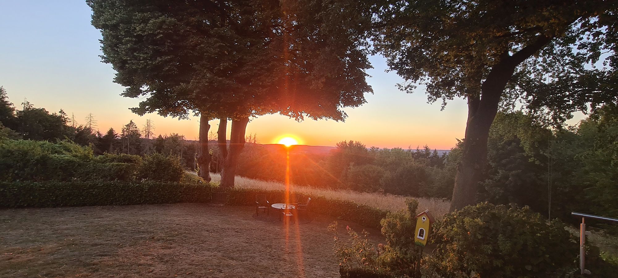 Sonnenuntergang am Gartentisch