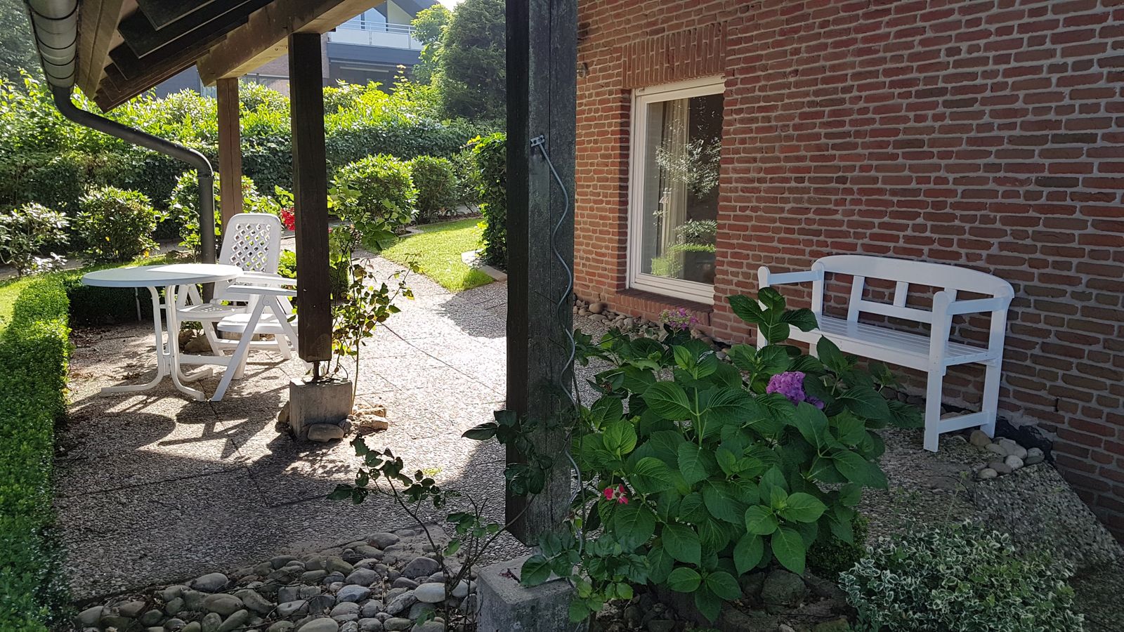 Überdachte Terrasse mit Sitzgelegenheit